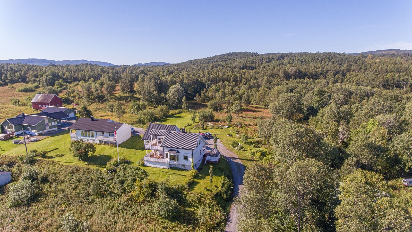 Fra eiendommen er det kort vei til populære turmål som Tortenlikollen og Storvannet. Galleribilde