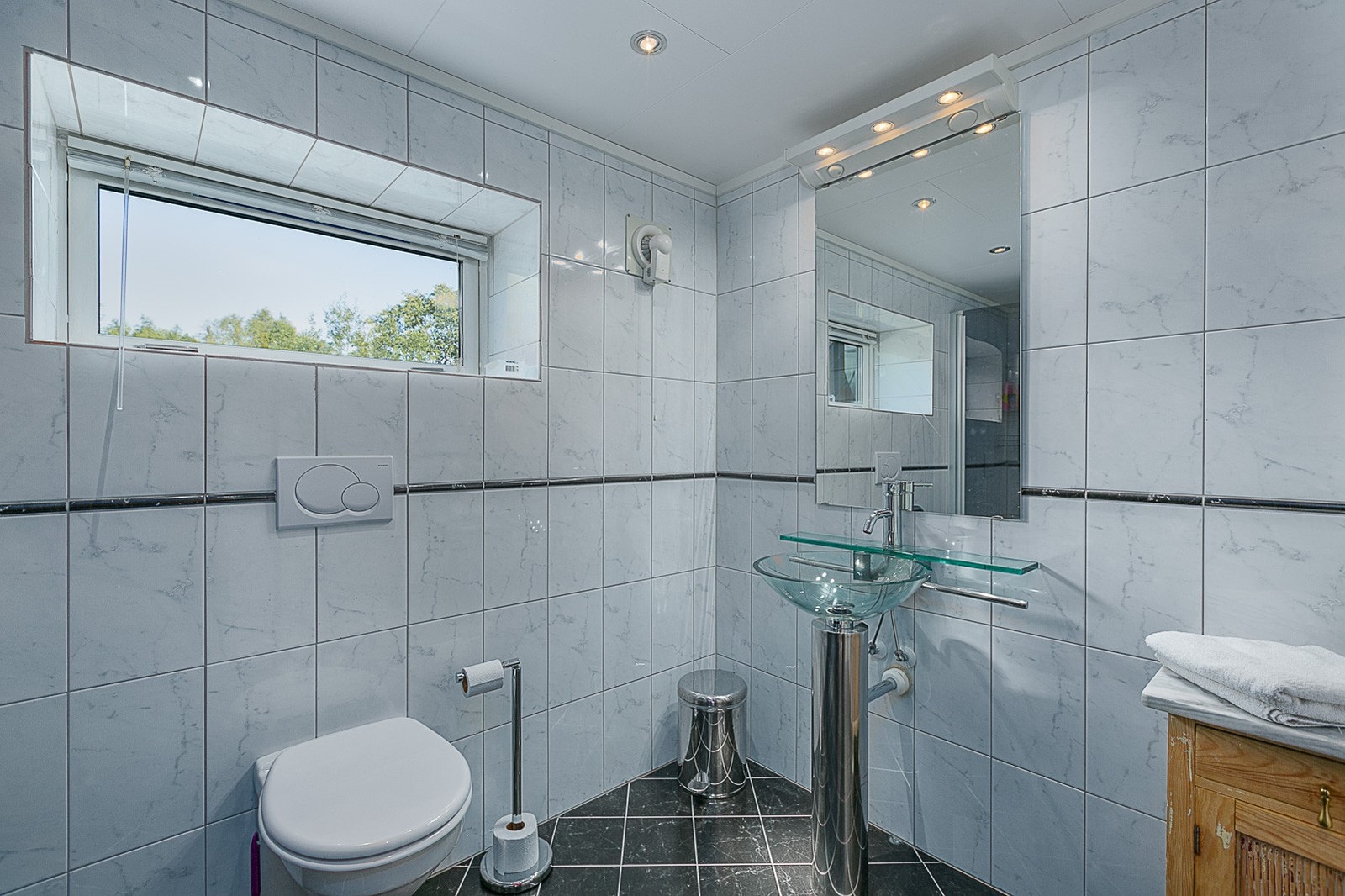 Badet har godt med naturlig lysinnslipp. Galleribilde