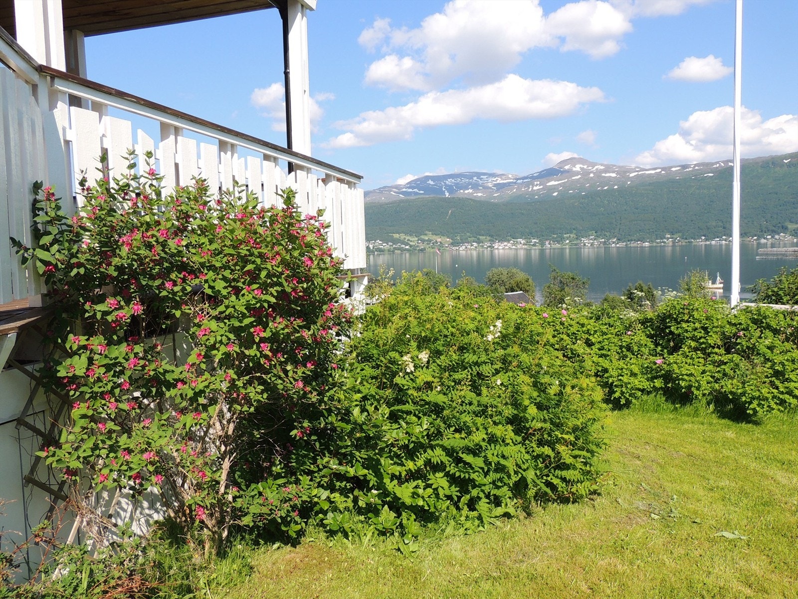 Eiendommen har et pent opparbeidet uteområde med hage og buskvekster. Bildet er privat/selgers. Galleribilde