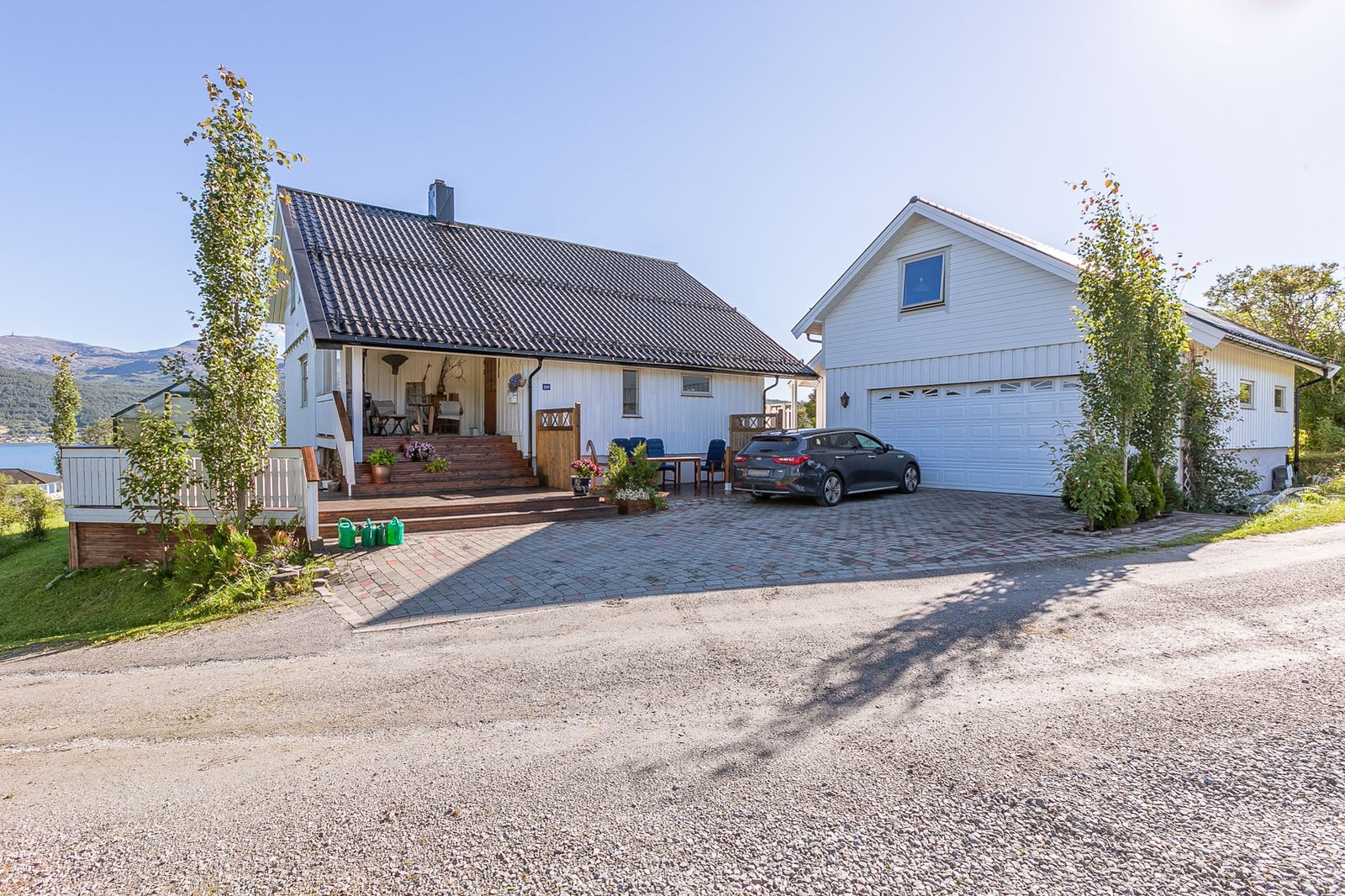 Pent opparbeidet uteområde, stor dobbelgarasje med loft. Galleribilde