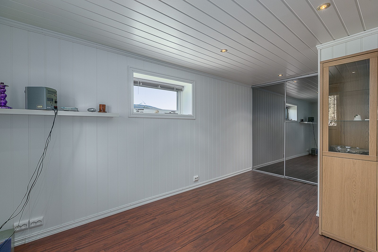Soverom i underetasjen med walk-in bak skyvedører. Galleribilde