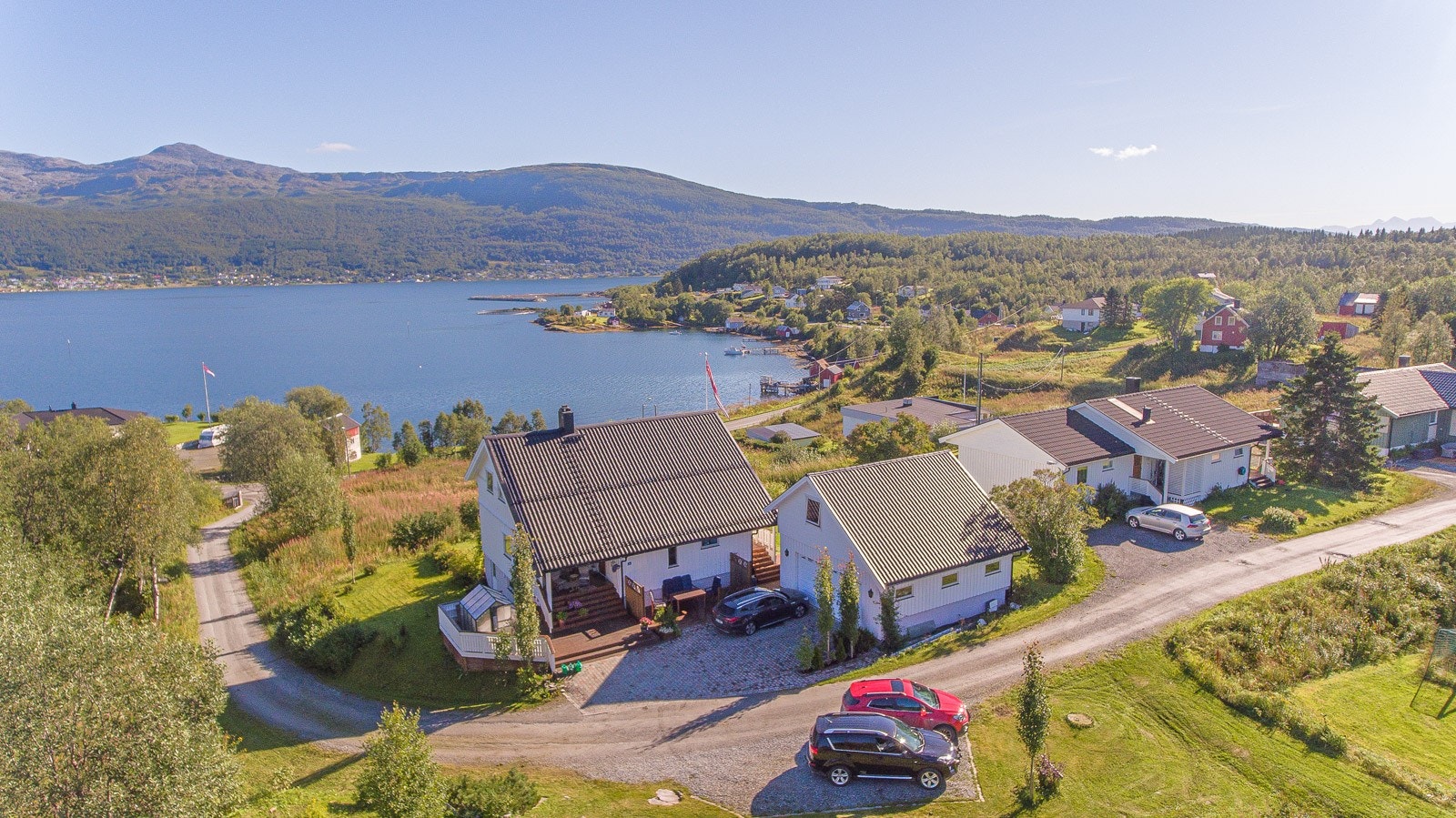Eiendommen har meget fin beliggenhet på et høydedrag og lite gjennomgangstrafikk. Galleribilde