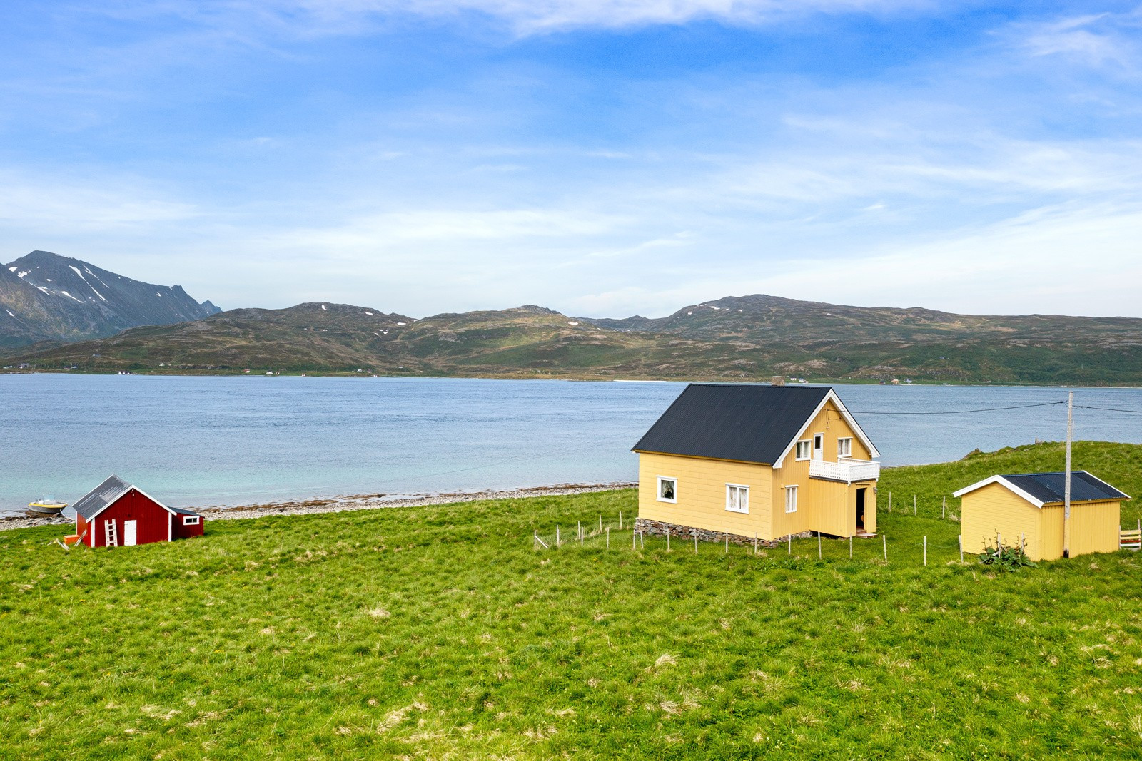 Eiendommen ligger idyllisk til i strandsonen, med fantastiske sol- og utsiktsforhold. Fra eiendommen ser du over mot Rebbenesøya.
