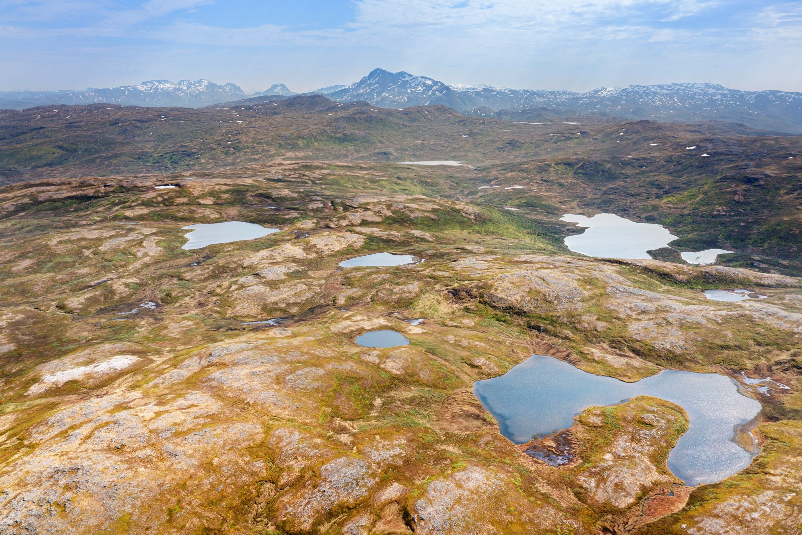 Eiendommen er på ca. 4 500 mål og har fiskerett i en rekke vann. Flott rypeterreng. Her kan man gå i flere timer uten å forlate egen tomt.