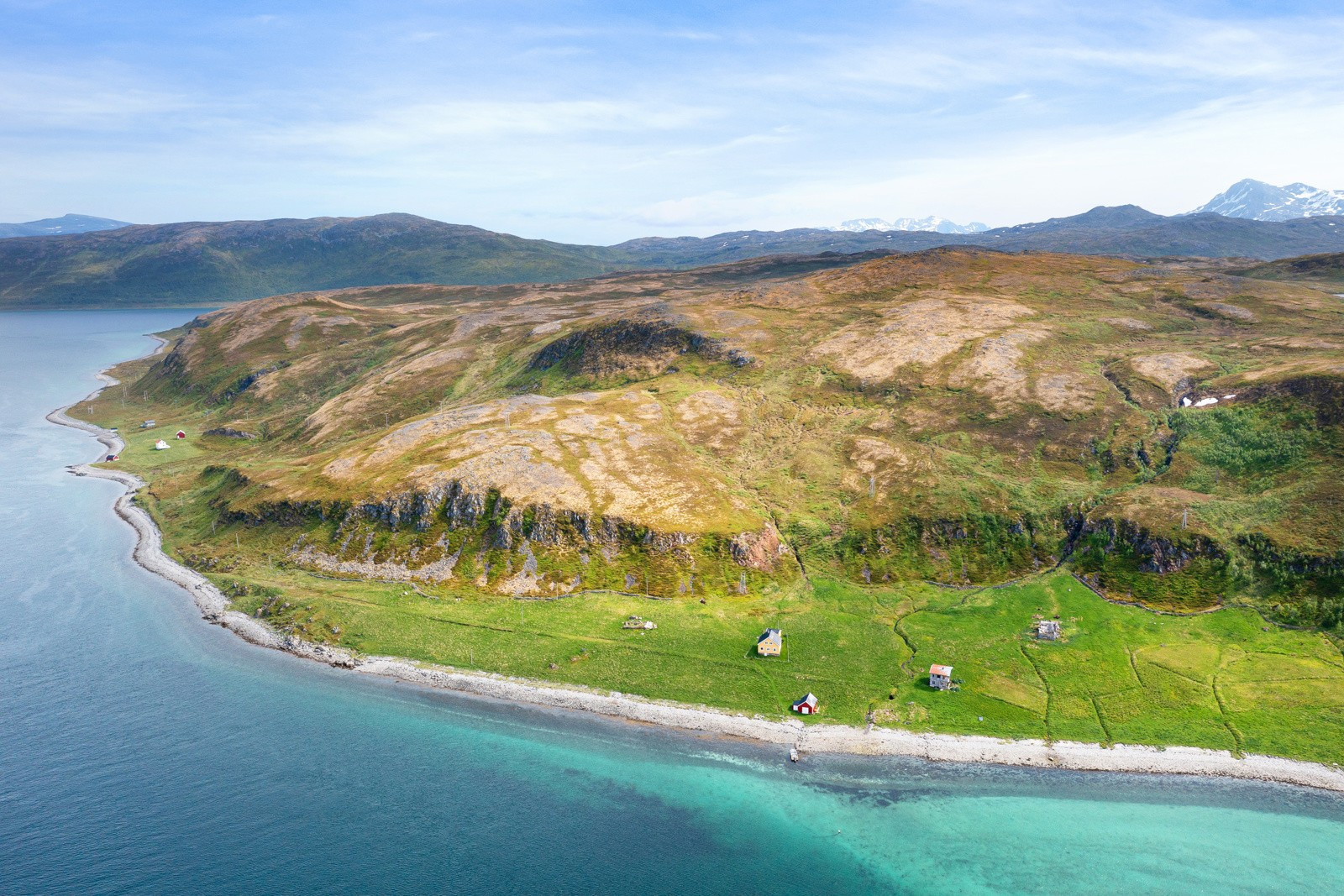 Eiendommen ligger i naturskjønne omgivelser på Ringvassøy. Ca 10 min med båt til Mikkelvika.