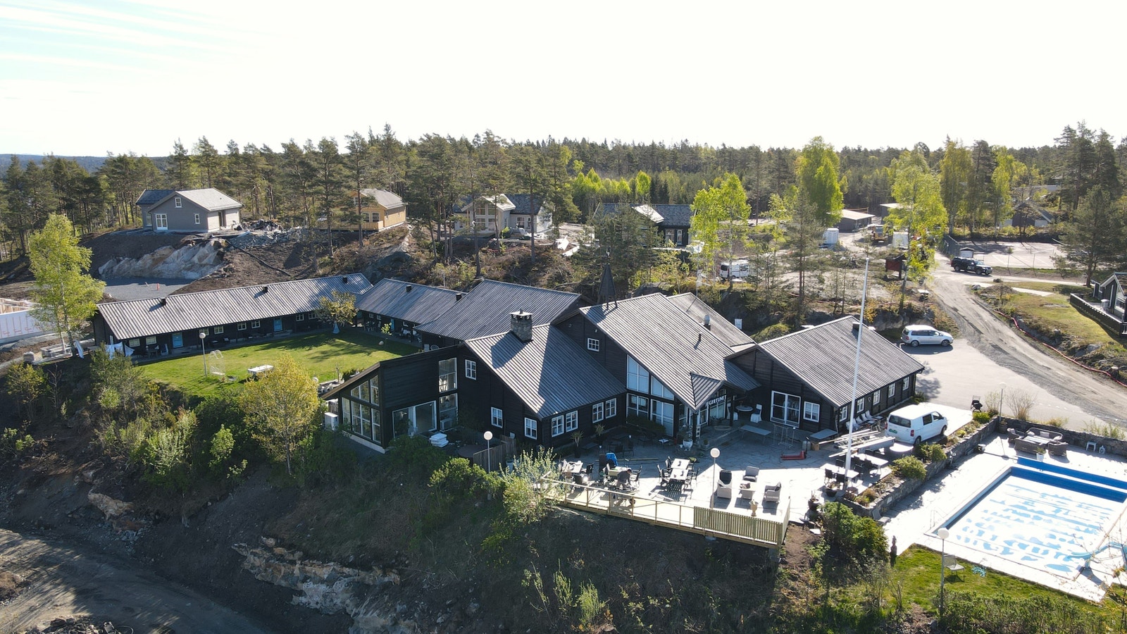 Her ser man Jegertunet som tilbyr oppvarmet basseng, overnatting, aktivitetsdager og god mat og drikke! Galleribilde