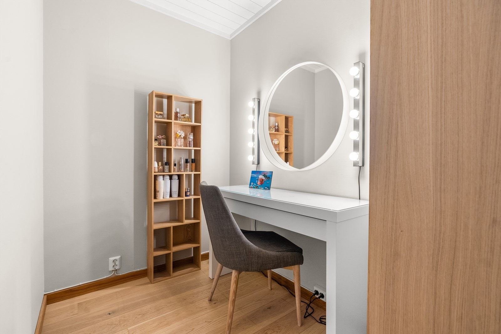 I det ene omkledningsrommet er det klesskap og plass til sminkebord. Galleribilde