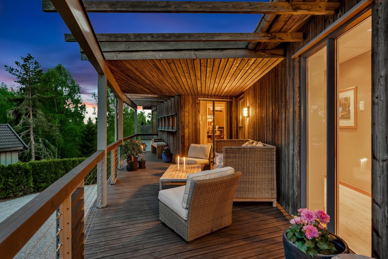Verandaen er overbygd med tett tak på én del, flankert av pergola på hver side. Galleribilde