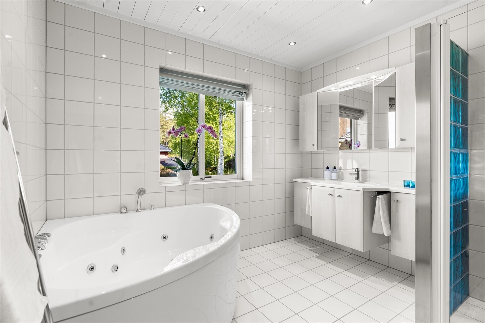 Rommet har videre downlights, vannbåren gulvvarme, balansert ventilasjon og dagslys fra et vindu. Galleribilde