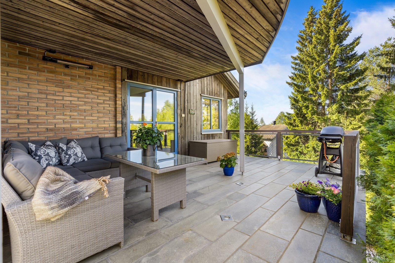 På veggene er det montert stikk og terrassevarmer. Galleribilde