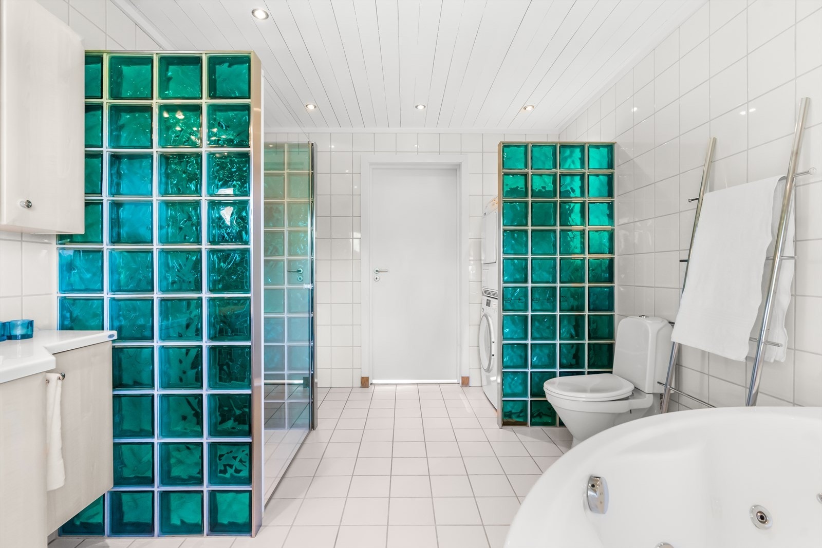 Hovedbadet ligger i første etasje, i egen fløy med ett soverom på hver side. Galleribilde