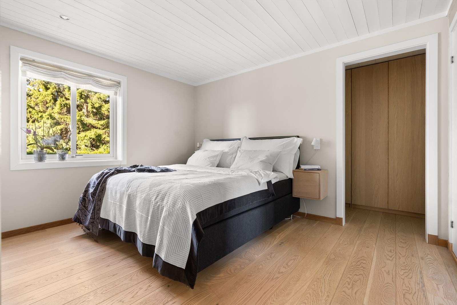 Hovedsoverommet ligger i suiteløsning med eget bad og to omkledningsrom. Galleribilde