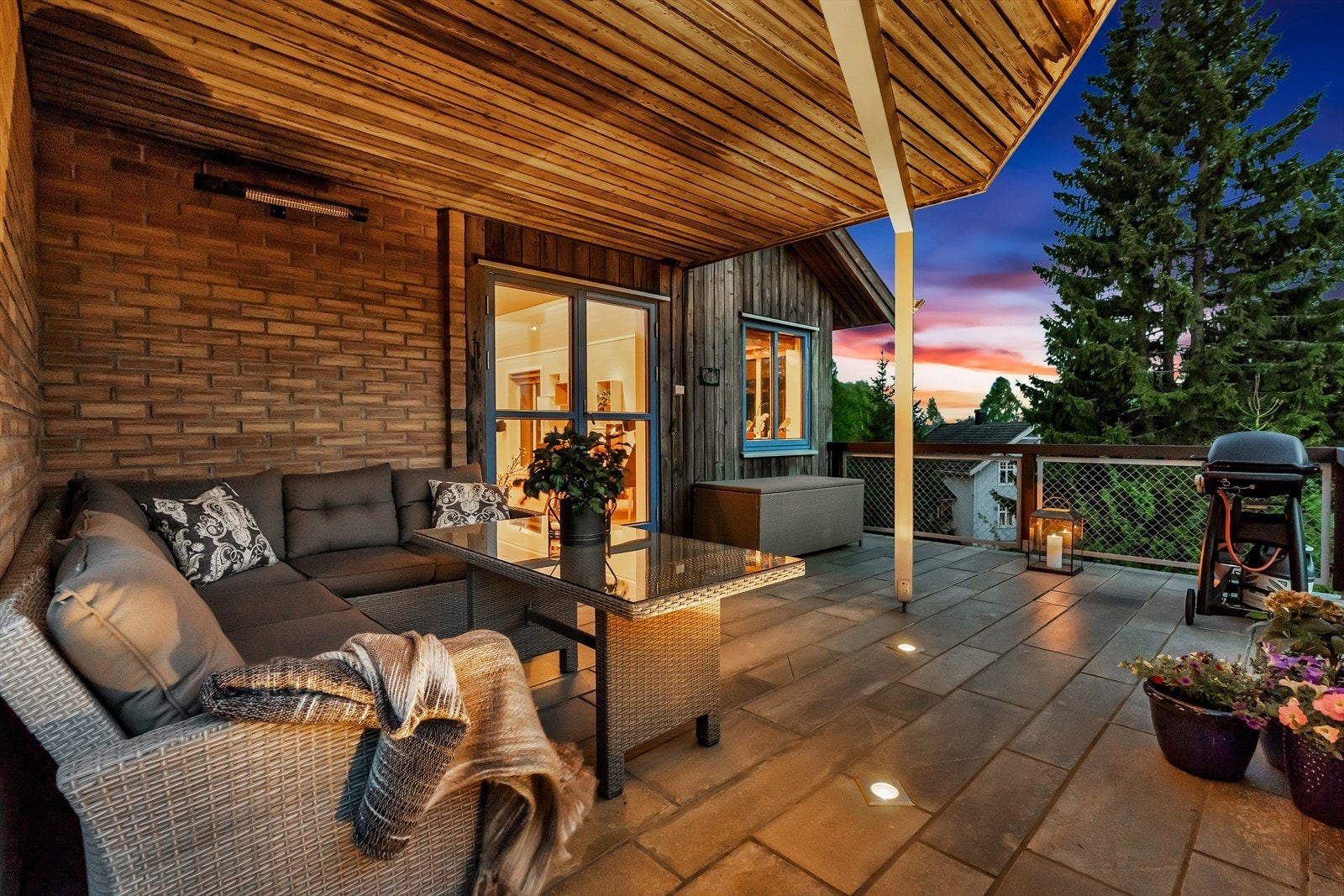 Fra stuen er det utgang til en delvis overbygget terrasse på 27 kvm hvor det er god plass til sofagruppe og grill. Galleribilde