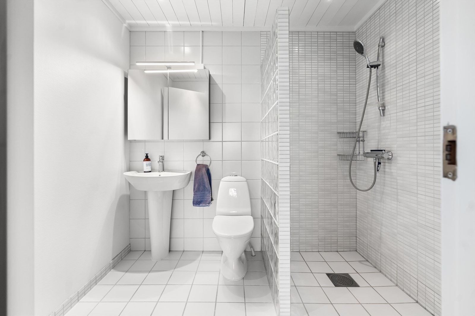 Badet i underetasjen ligger i behagelig suiteløsning med hovedsoverommet. Galleribilde
