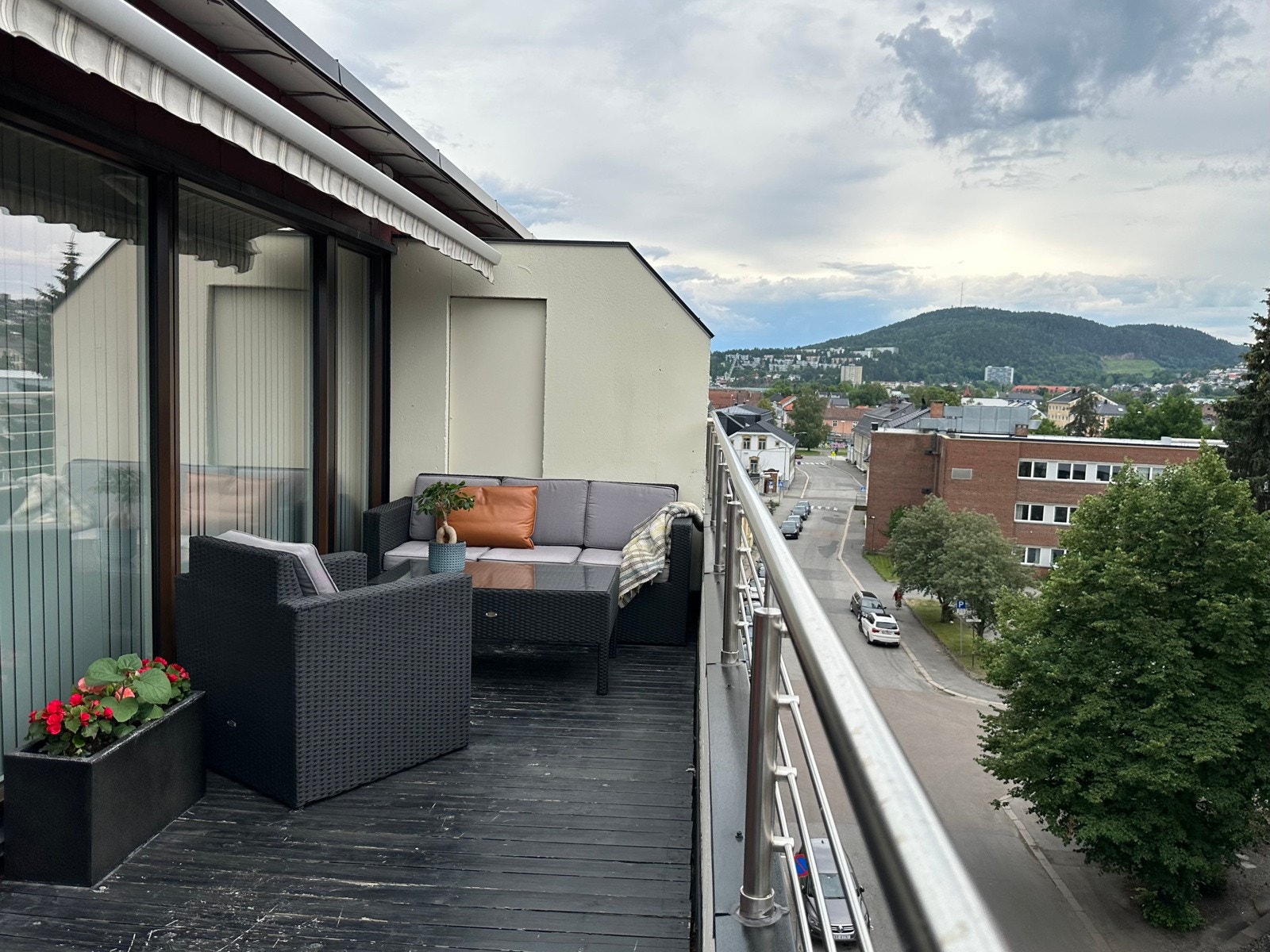 Plass til sittegruppe - svært gode solforhold. Galleribilde