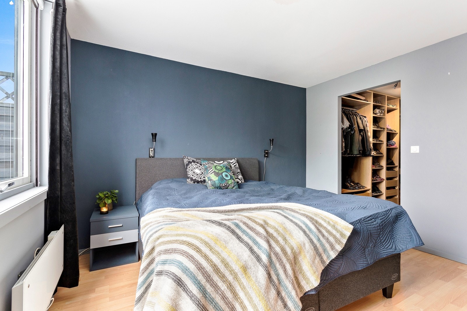 Hovedsoverom har tilgang til walk in closet / bod Galleribilde