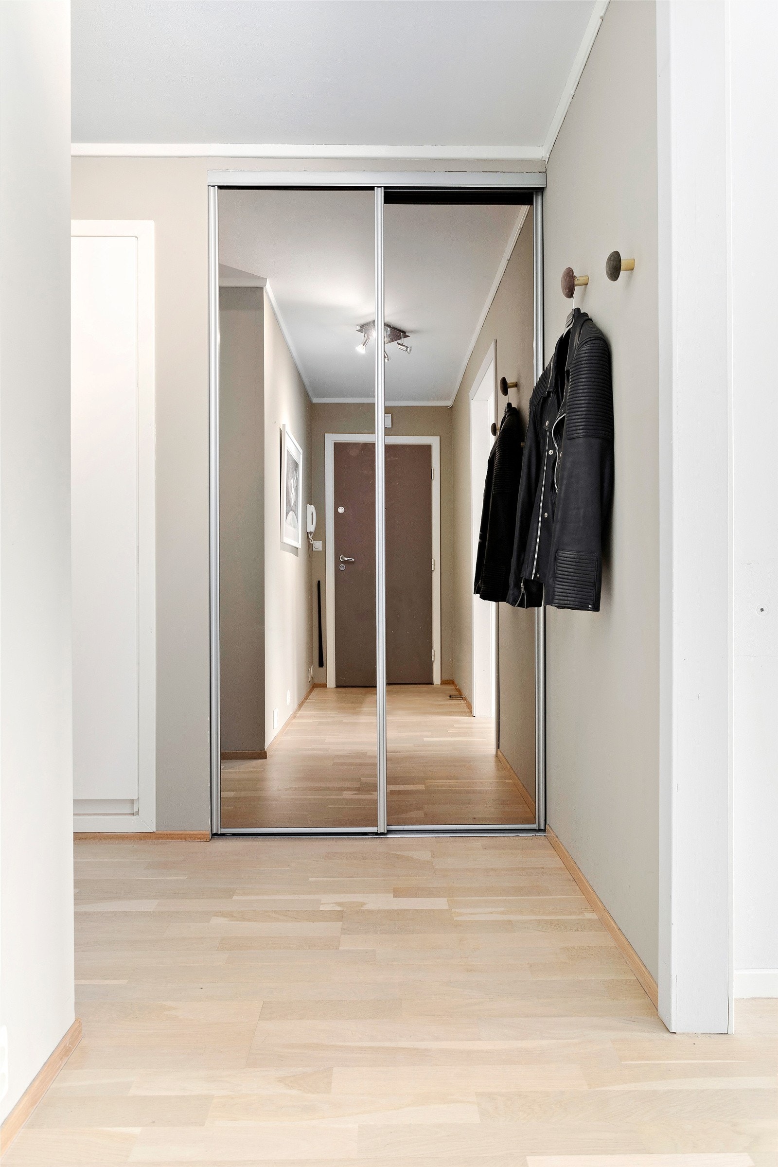 Entré med garderobe Galleribilde