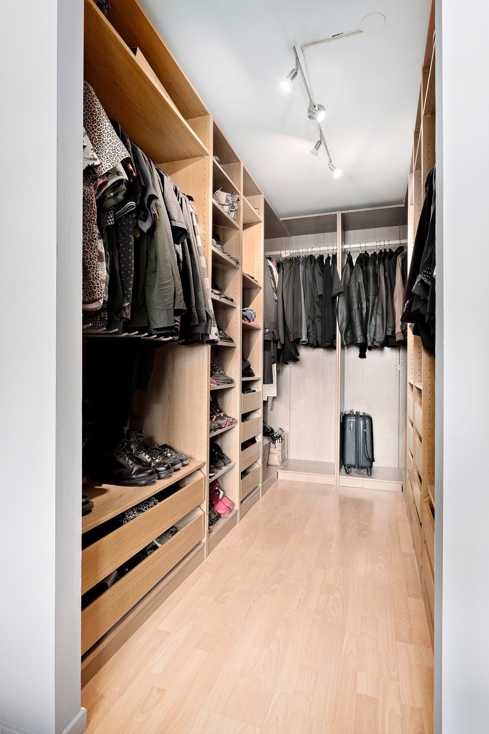 Walk in closet / bod Galleribilde