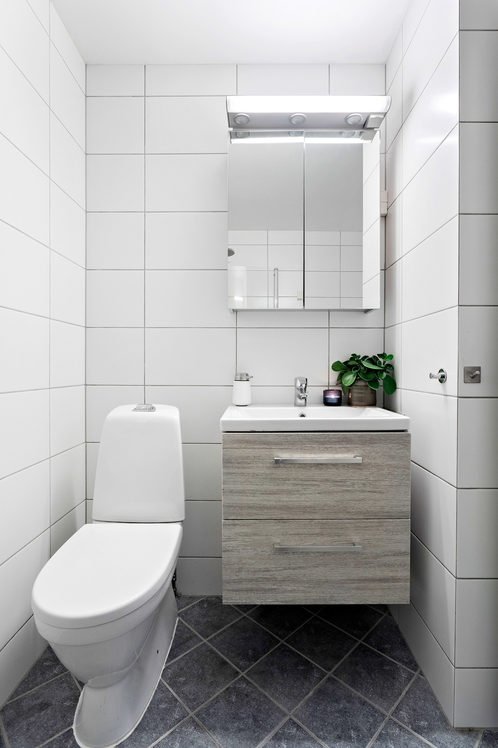 Flislagt bad/wc (borettslaget planlegger å renovere bad/wc og bytte røropplegg) Galleribilde