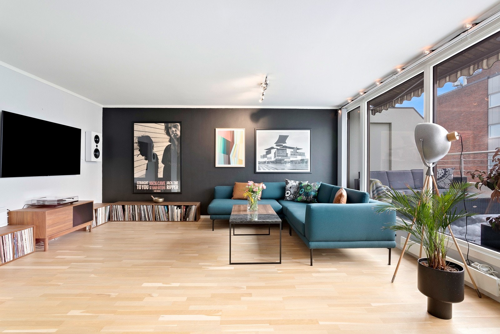Stue med panoramavinduer mot sør med flott utsikt Galleribilde
