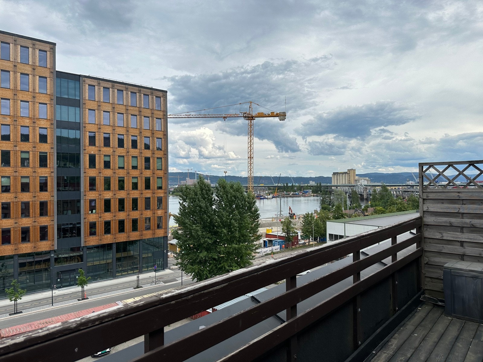 Balkong med morgensol utenfor begge soverommene med utgang fra hovedsoverommet Galleribilde