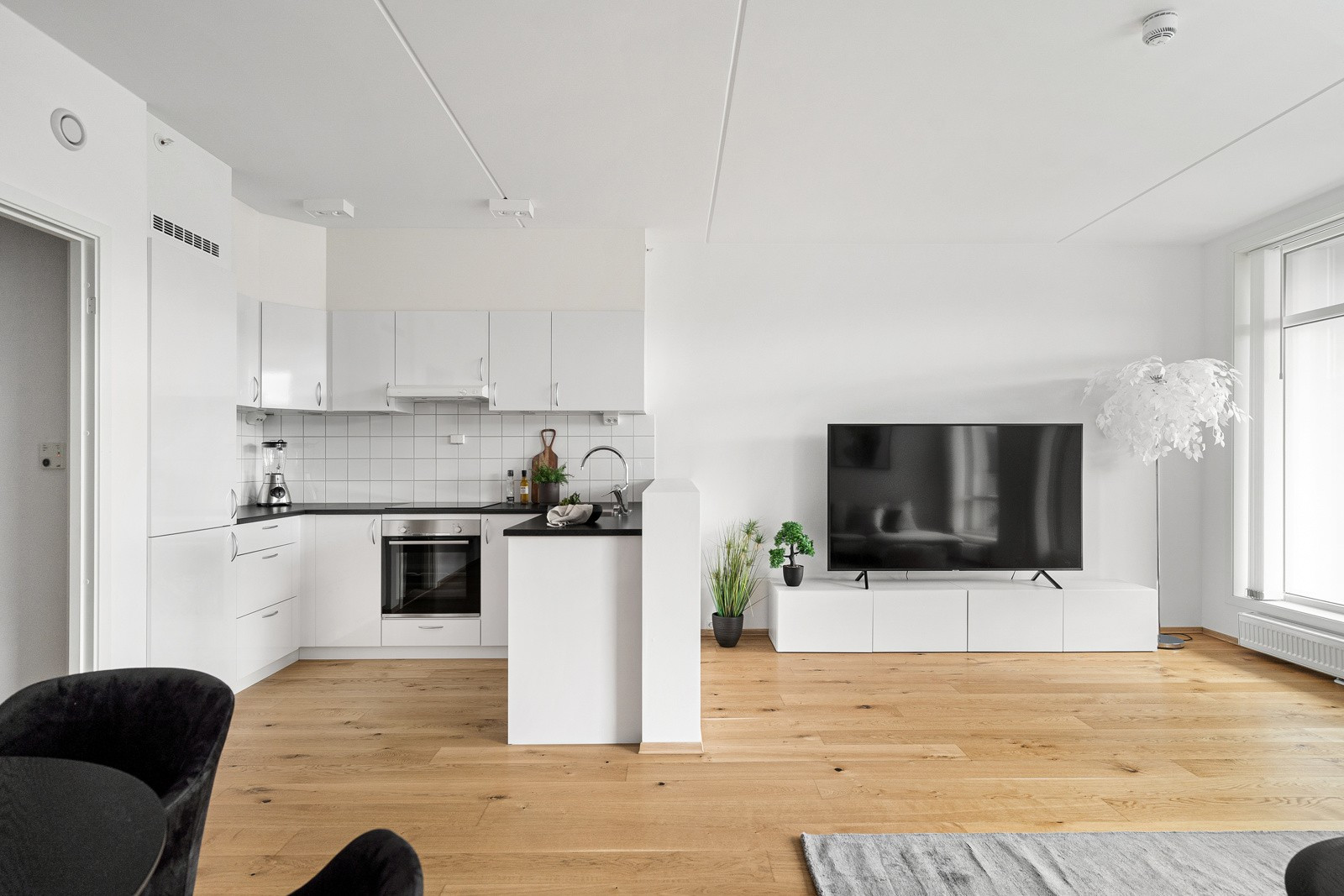 Stuen er romslig med god plass til sofa, spisebord med tilhørende møblement.