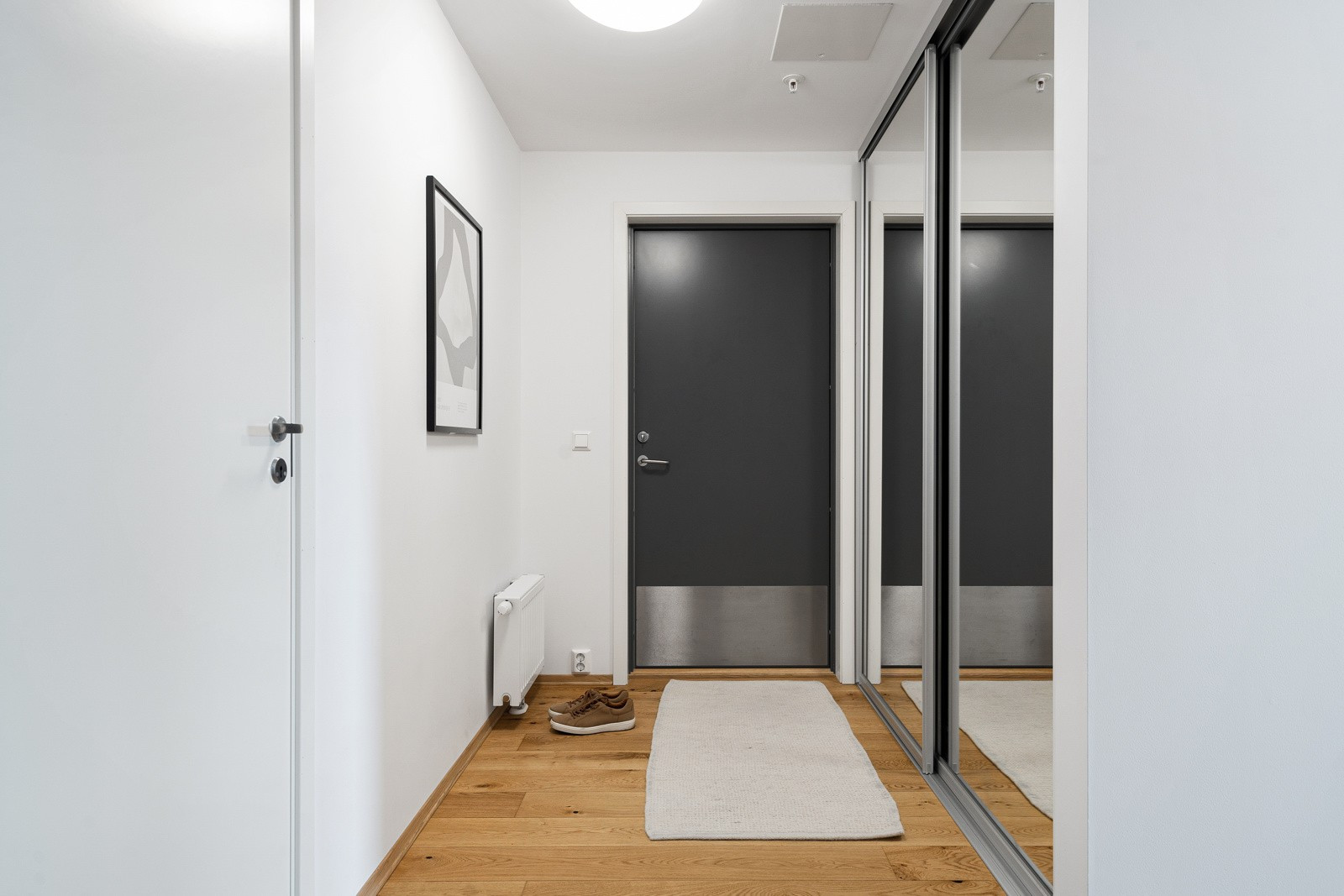 I yttergangen er det etablert en måltilpasset skyvedørsgarderobe med speil.
