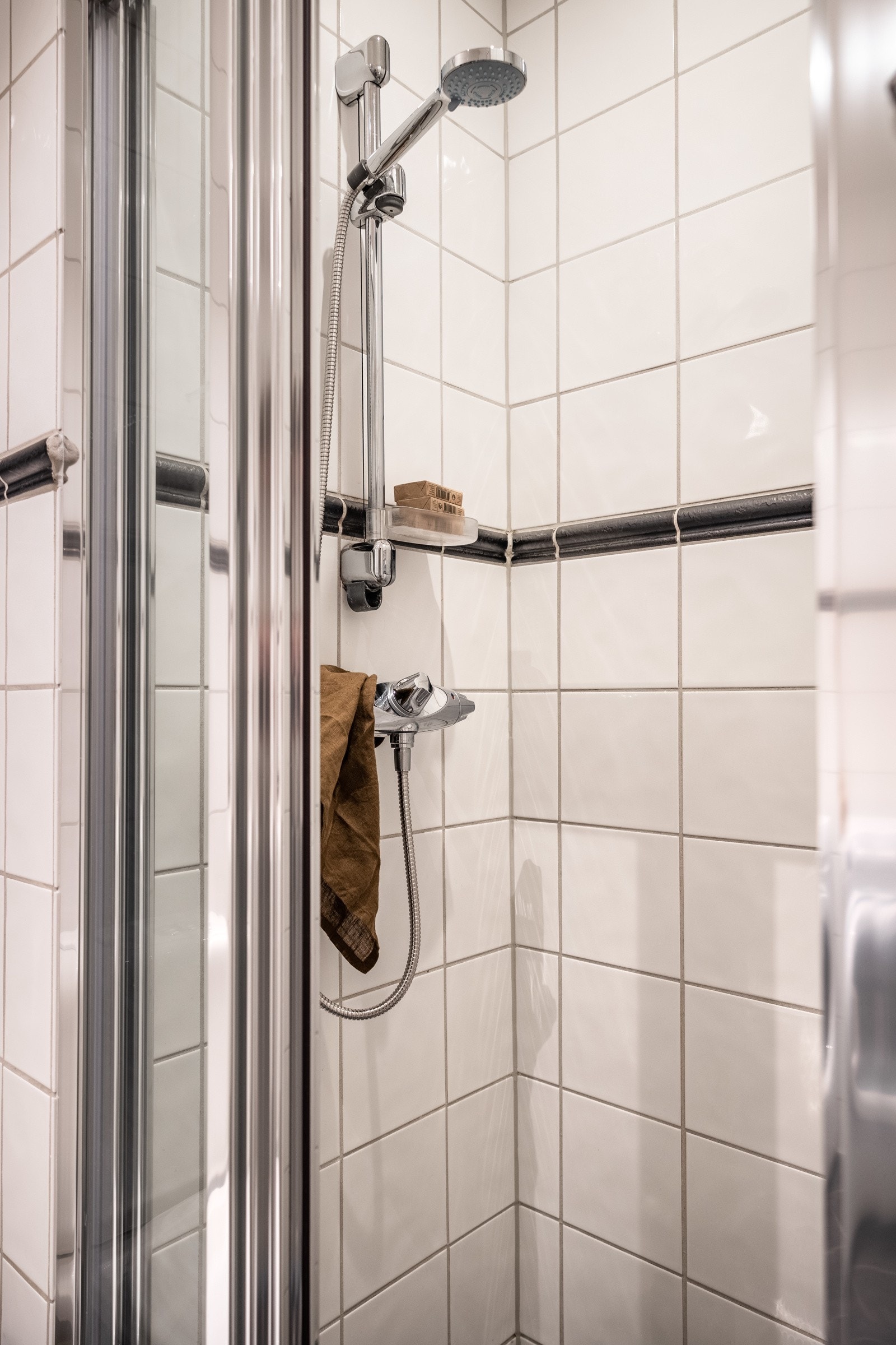 Nytt dusjkabinett fra 2023. Badet har mekanisk avtrekk. Galleribilde