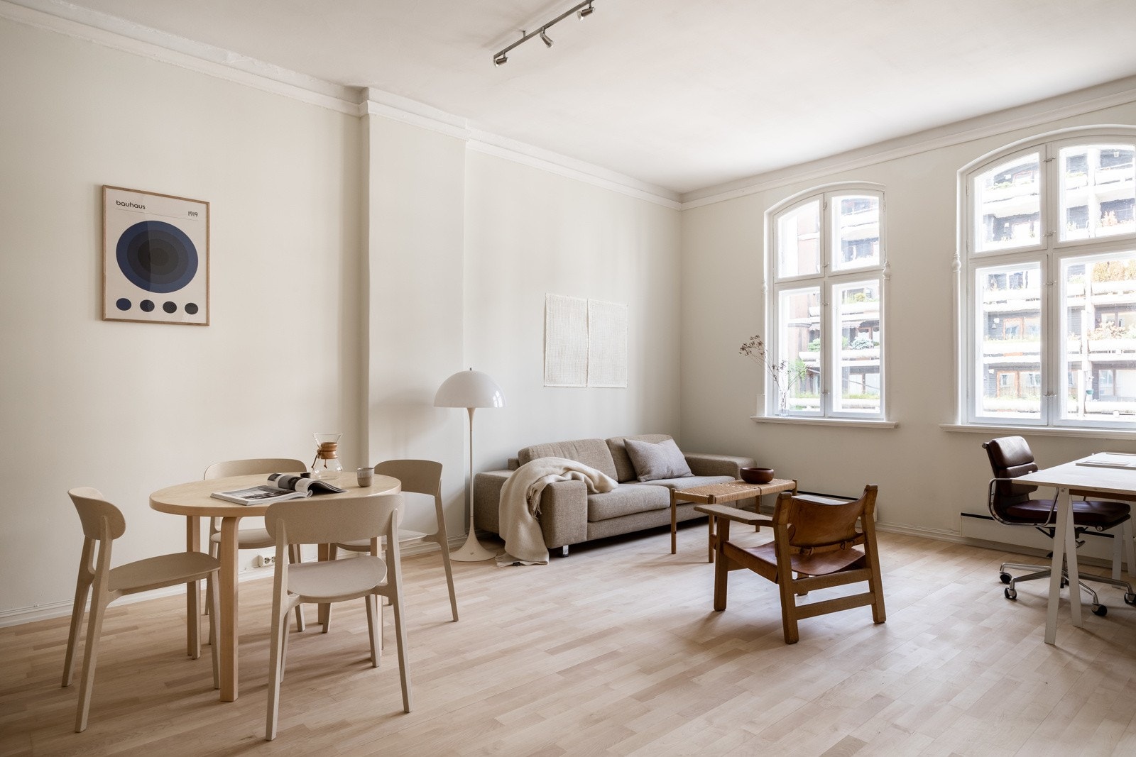 Leiligheten har store og unike vindusflater som slipper inn mye naturlig lys. Galleribilde