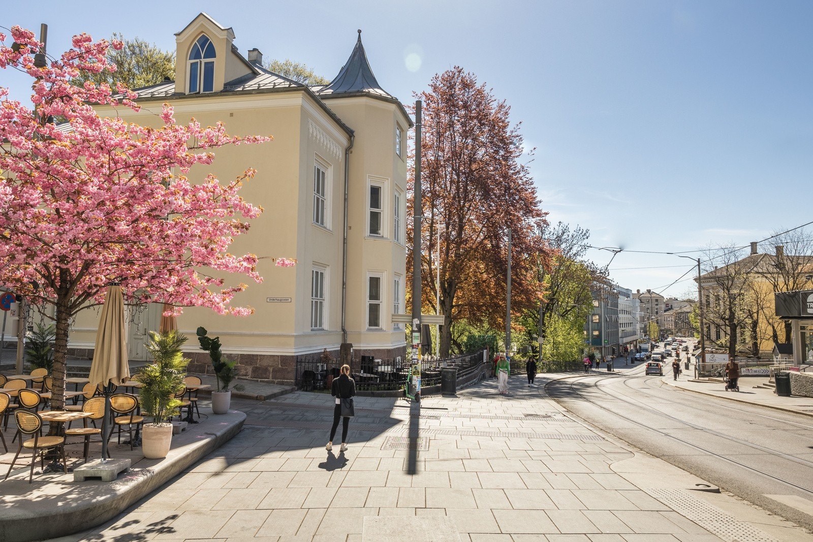 Bogstadveien med et rikt utvalg av butikker og uteserveringer. Galleribilde