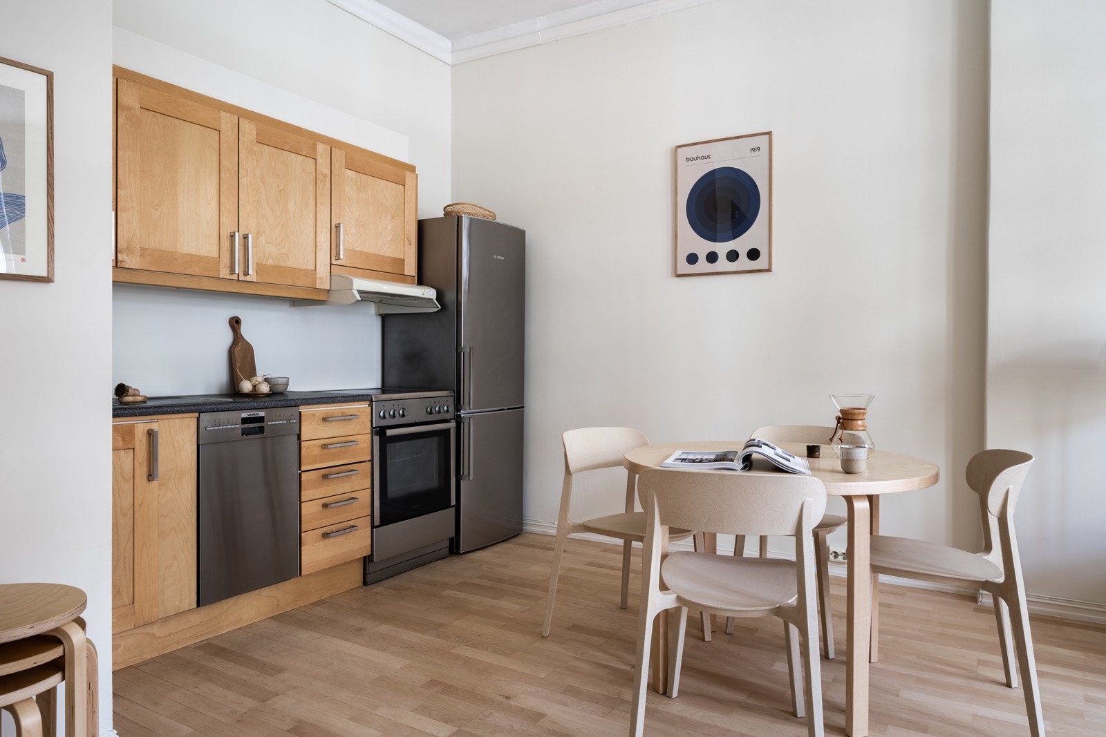Kjøkkeninnredning med slette fronter og benkeplate av laminat. Galleribilde