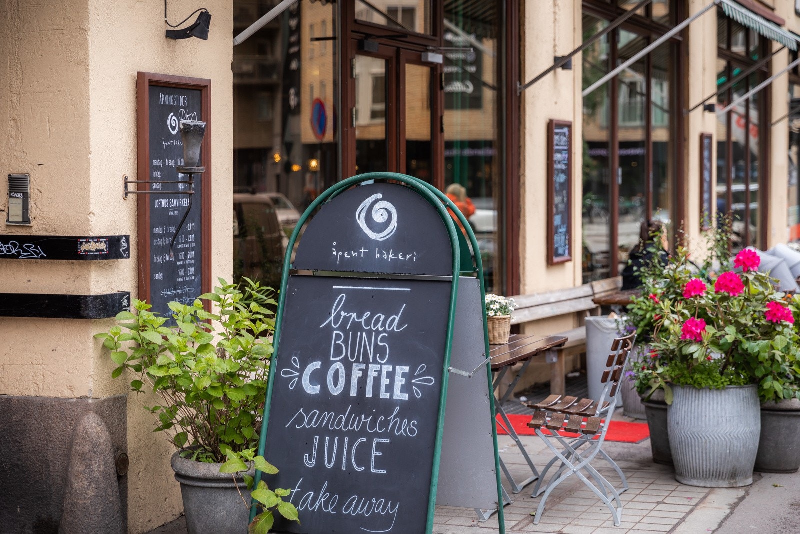 Nabolaget byr på trivelige og eksklusive nisjebutikker som ''Gutta på Haugen'' og "Røtter" og kafeer som Java, Pascal, Kaffebrenneriet og Baker Hansen. Galleribilde