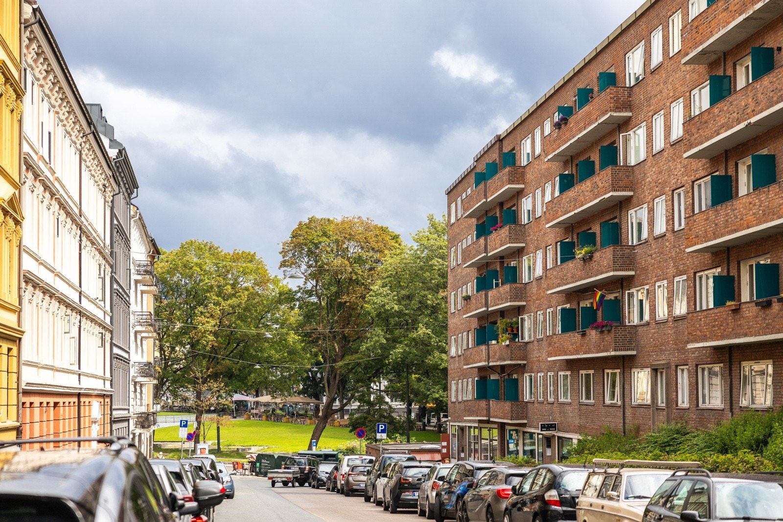 Boligen ligger i ende av blindvei med kort gange til dagligvare og andre servicetilbud. Galleribilde