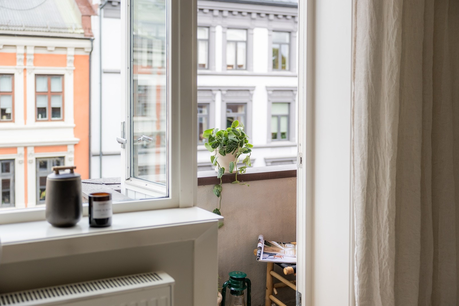 Nordvestvendt balkong ut fra stue. Galleribilde