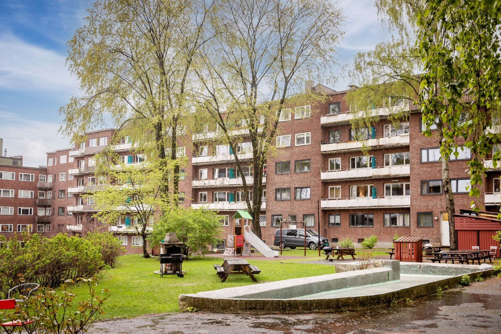 Lukket bakgård med sittegrupper, sykkelparkering m.m. Galleribilde