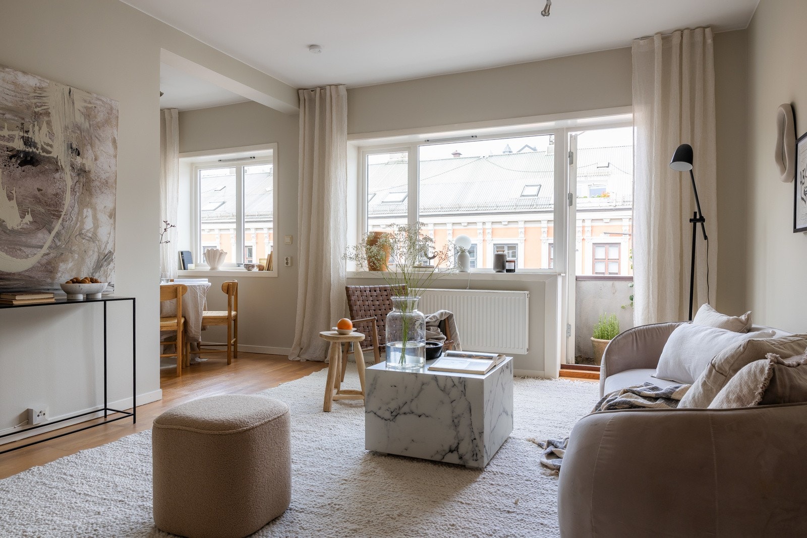 Store vindusflater gir rikelig med lys i boligen. Galleribilde