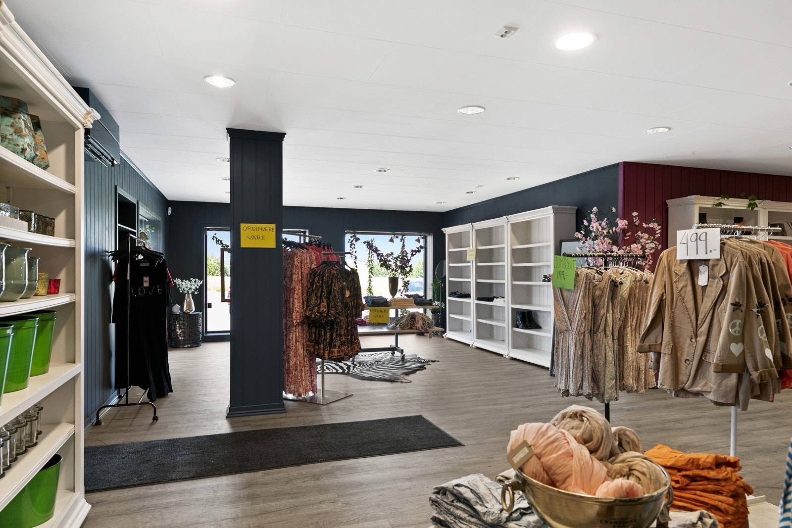 Store åpne lysflater gir lokalene god belysning. Galleribilde