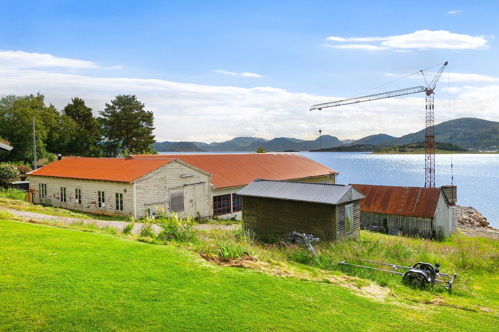 Eiendommen har både et lite kontorbygg, skur og veksted/båthall Galleribilde