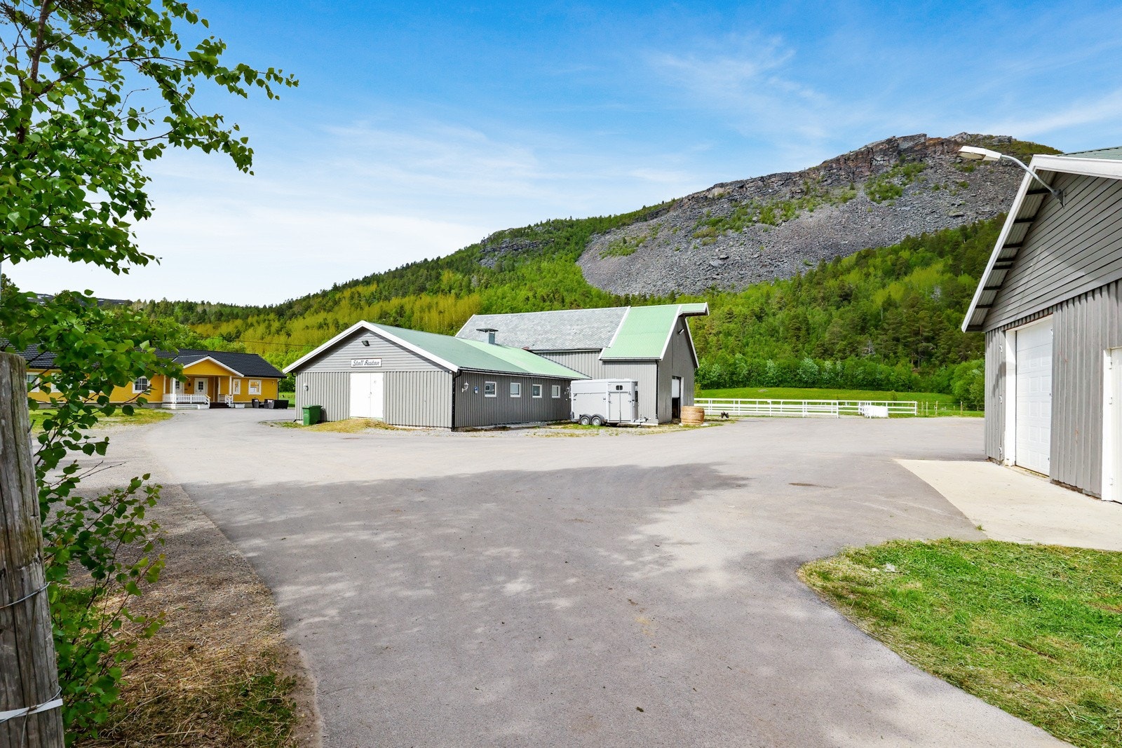 Innkjørsel med gjestestall rett frem Galleribilde