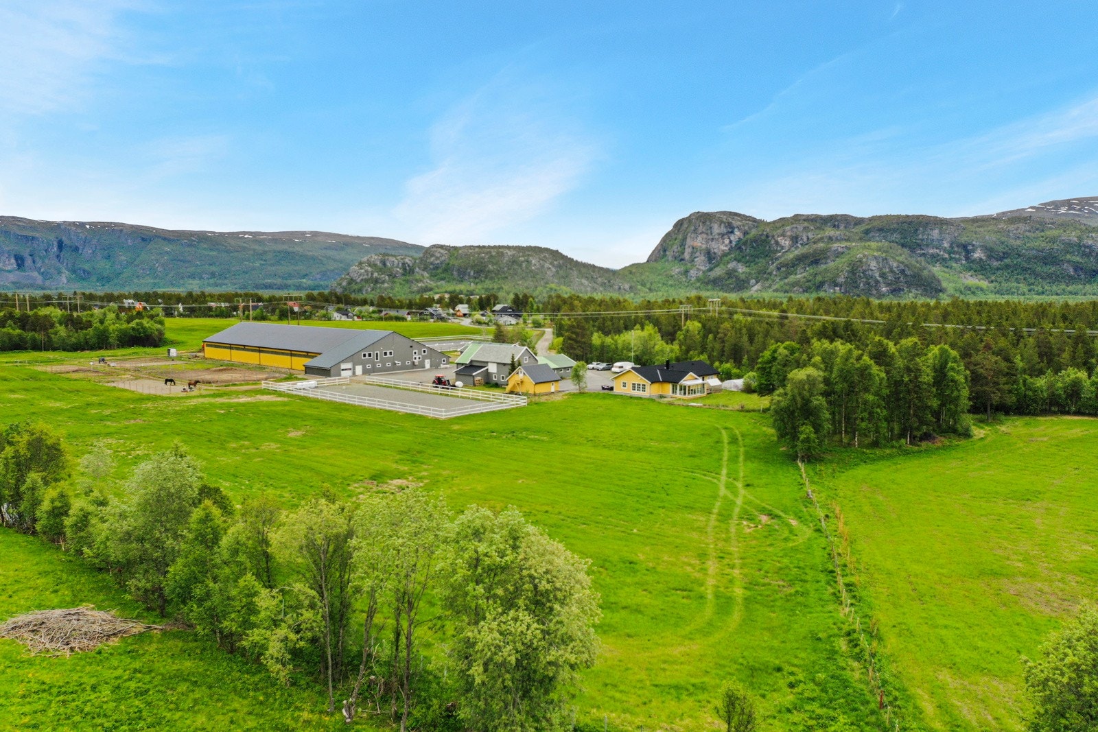 Eiendommen ligger nydelig og landlig til Galleribilde