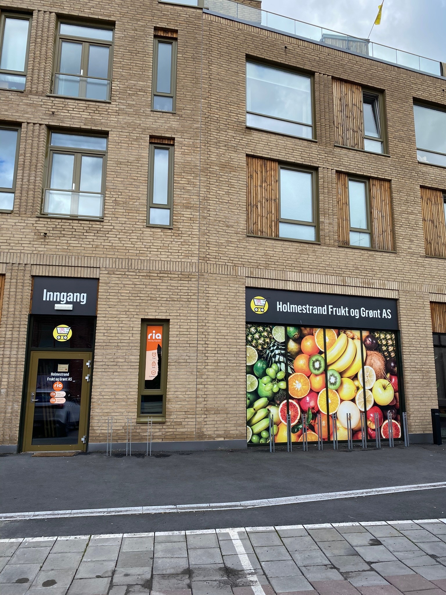 Byggets fasade: Moderne bygg med god plassering Galleribilde