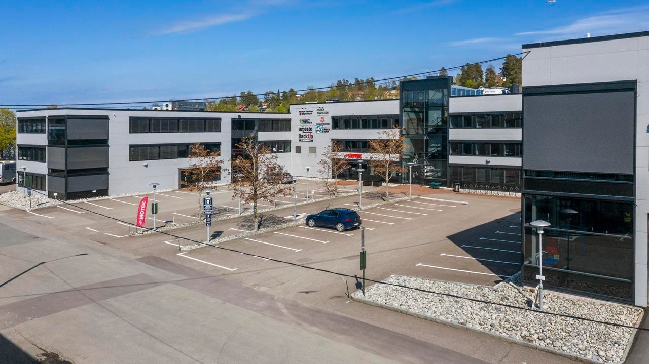 Fasade med kundeparkering Galleribilde