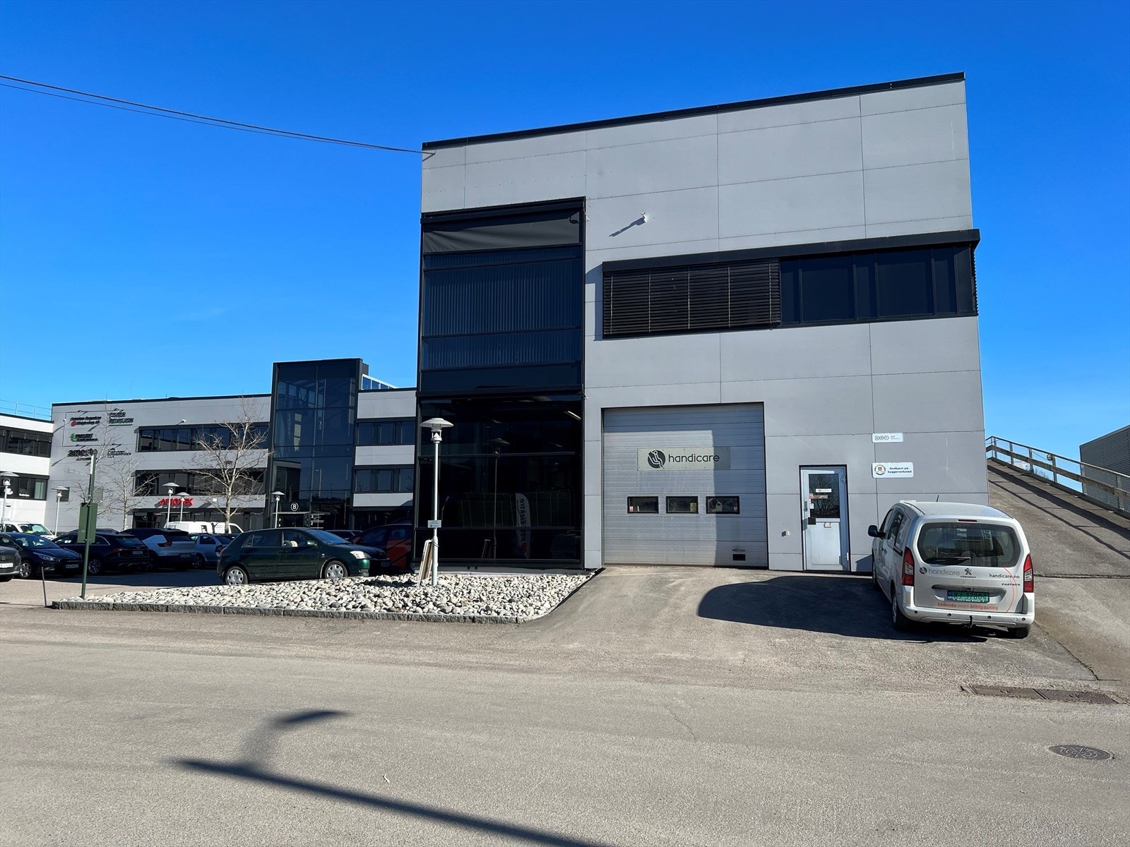 Fasade og kjøreport / inngang ledig lokale Galleribilde