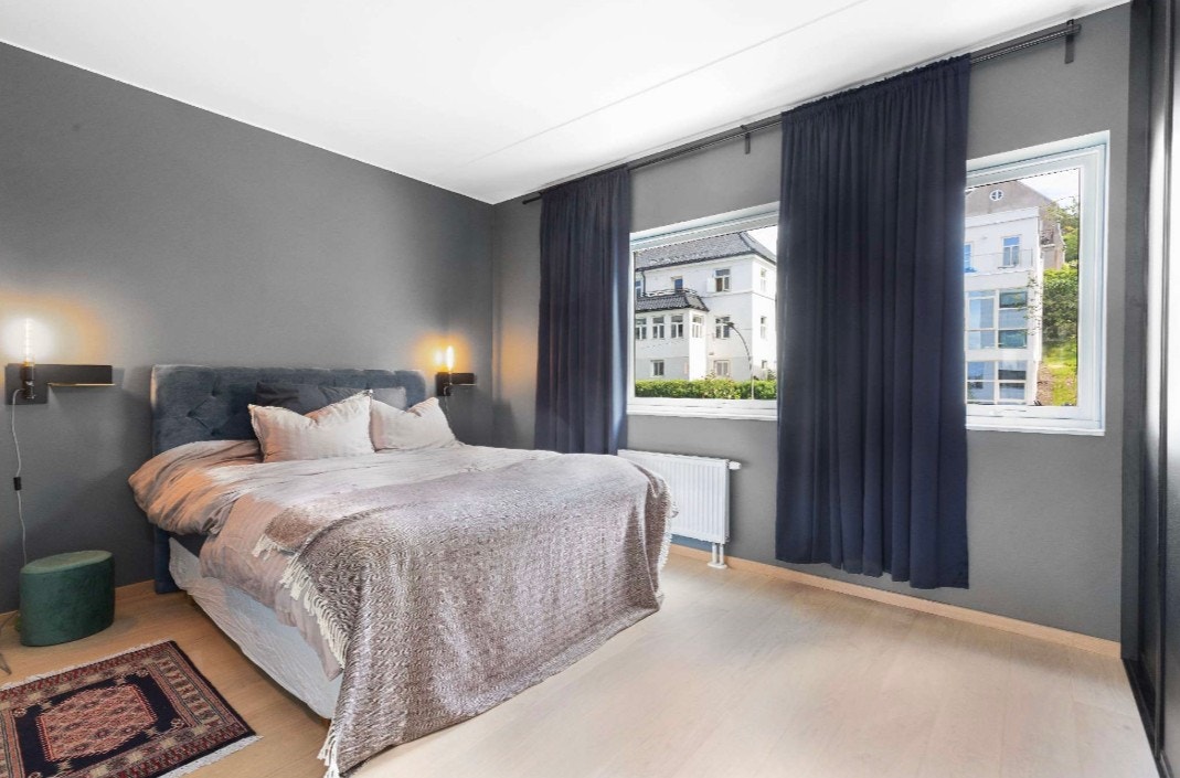 Stort hovedsoverom med plass til dobbelseng Galleribilde