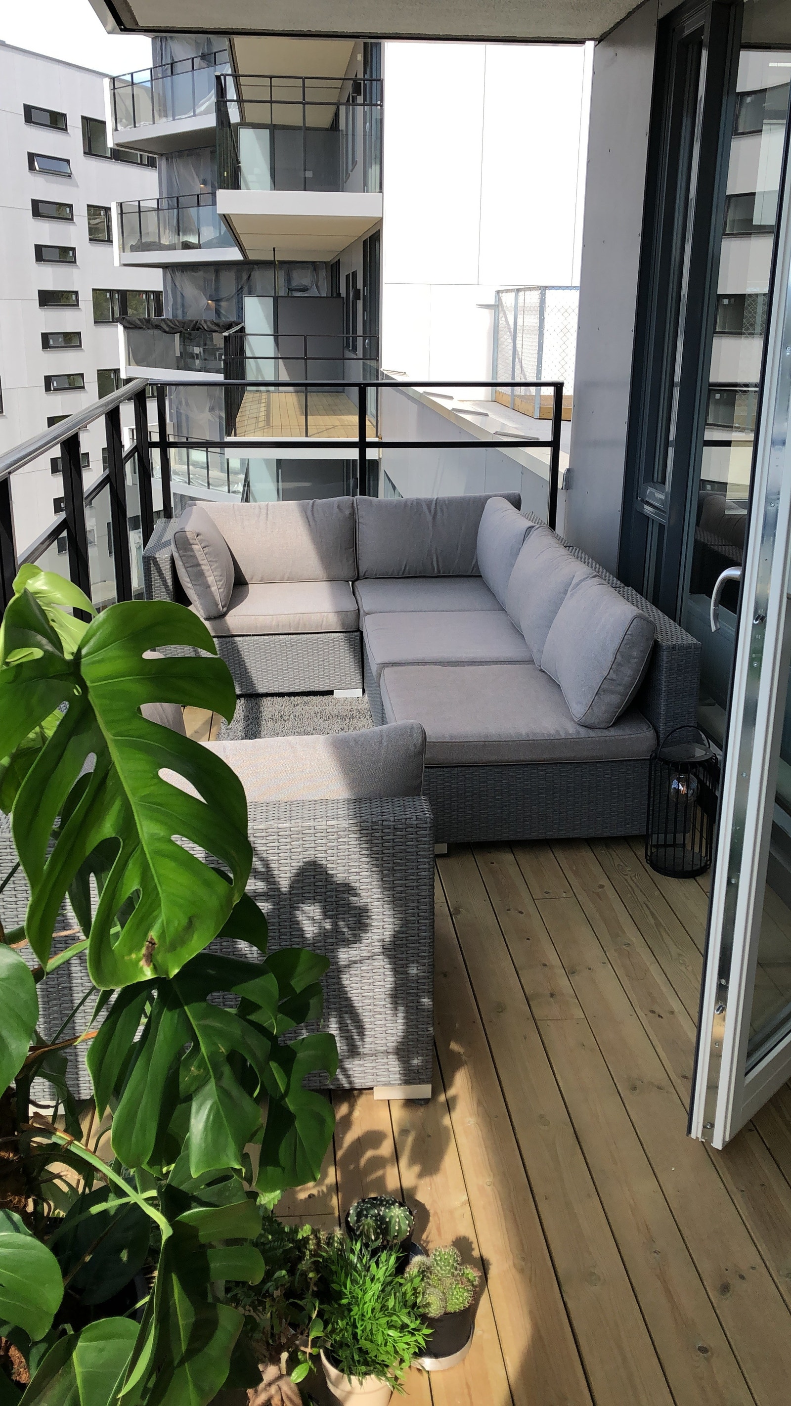 Stor balkong med god plass til sofa og/eller spisebord. Gode solforhold Galleribilde