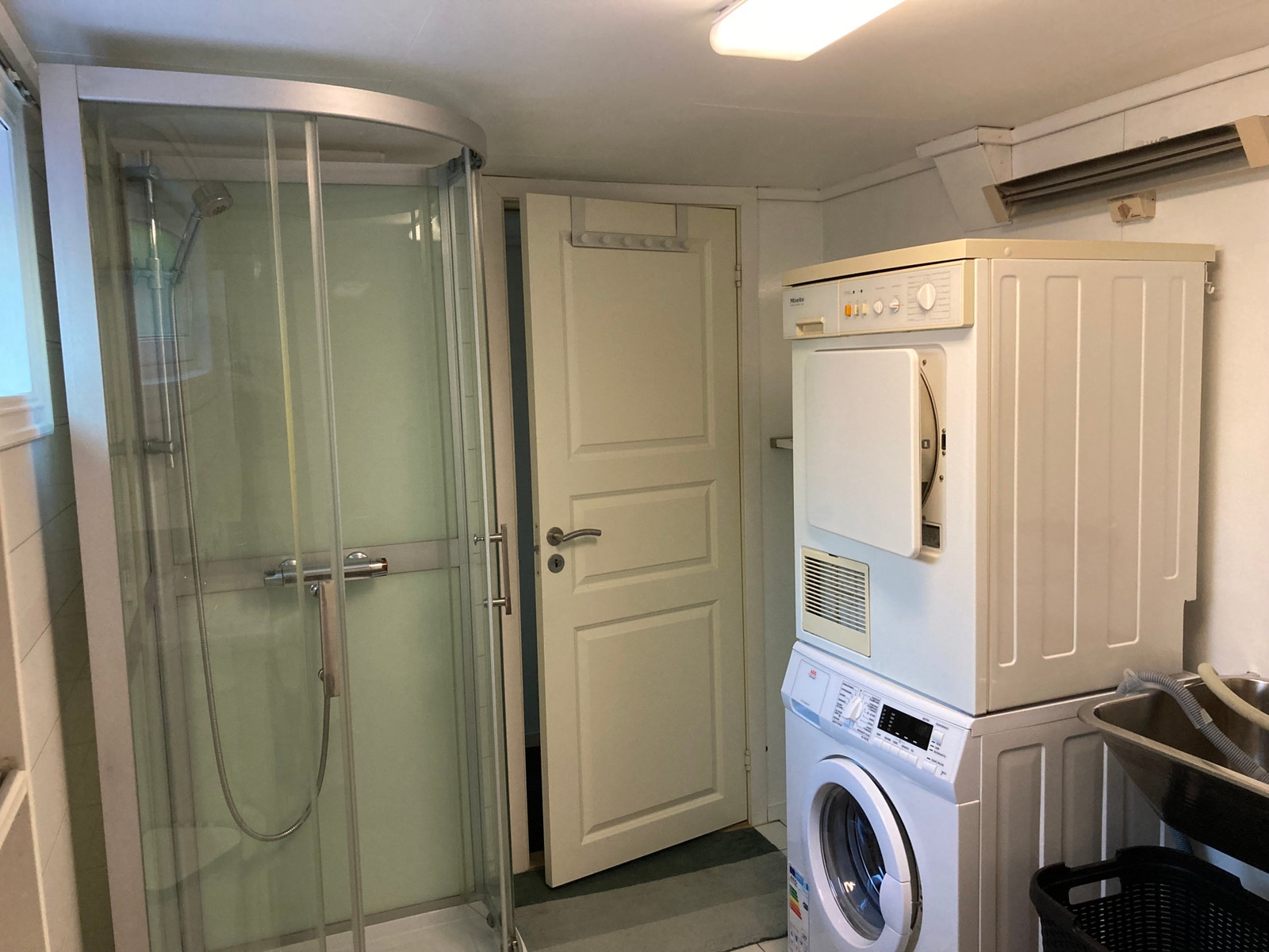 Badet, AEG tørketrommel og AEG vaskemaskin Galleribilde