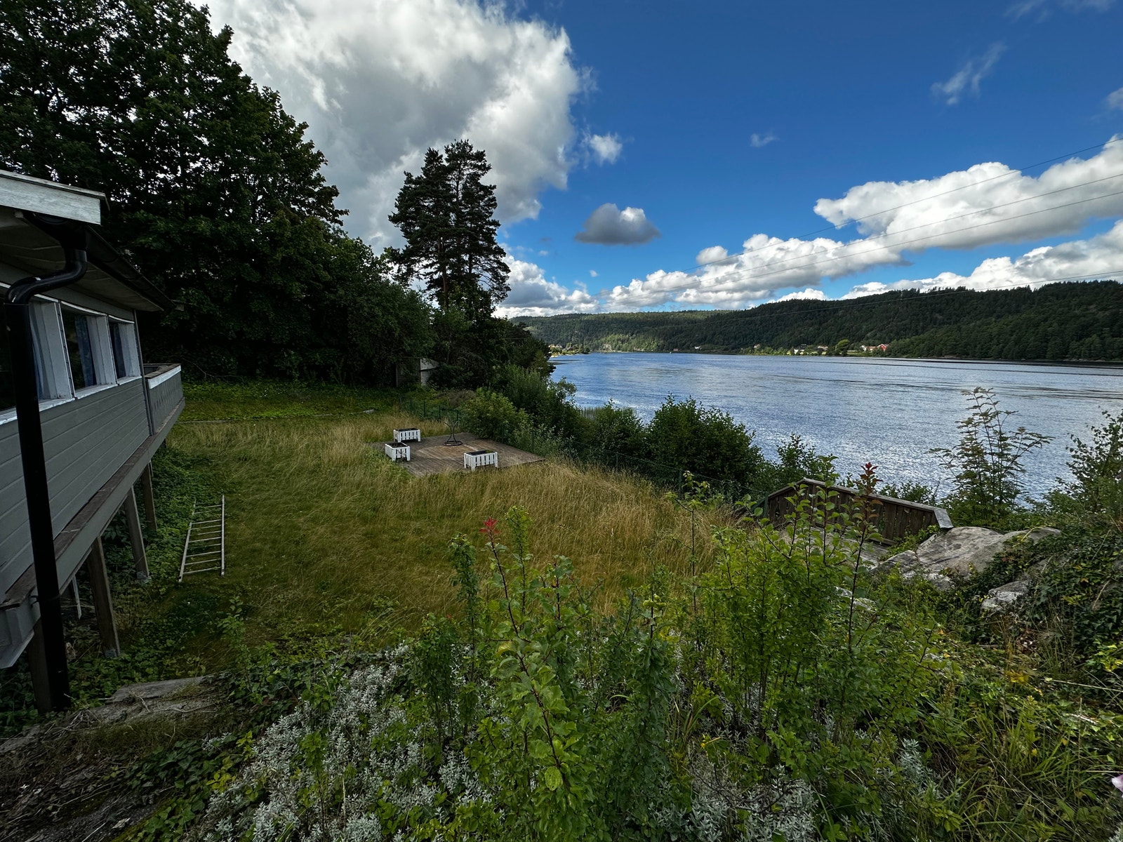 Huset ligger rett med elvekanten, med egen trapp ned til Elva. Galleribilde