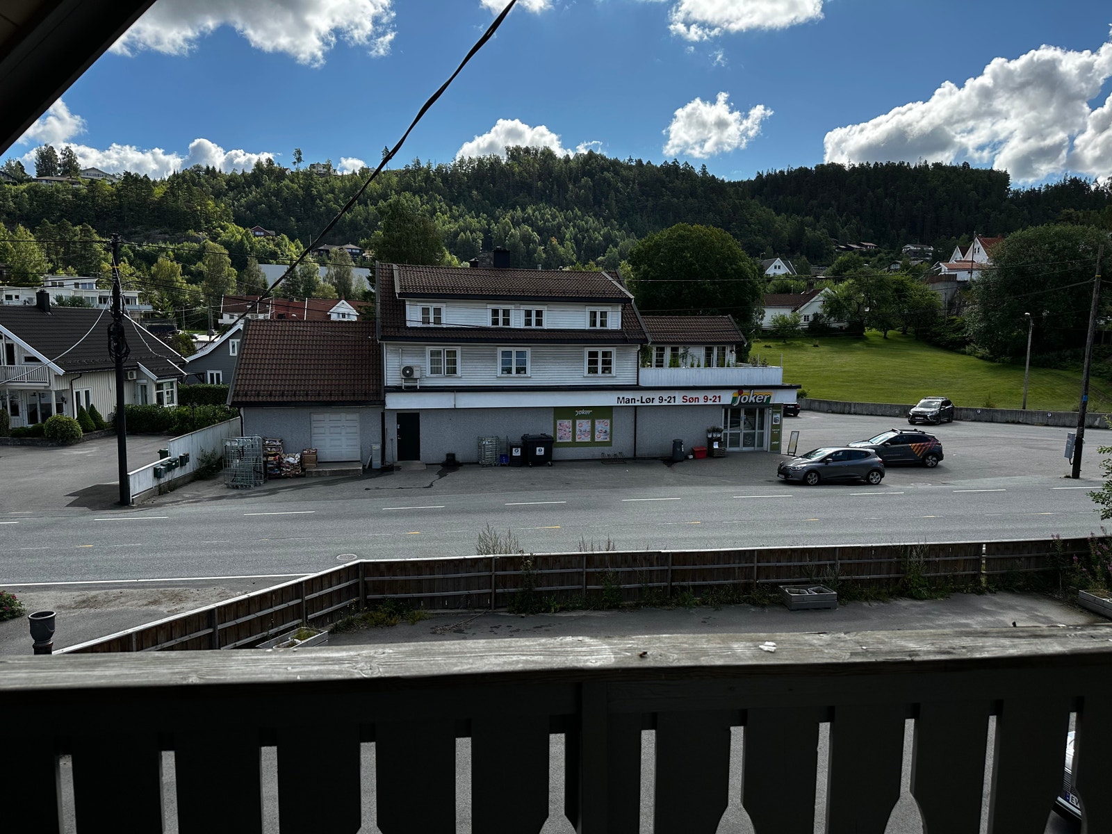 Joker rett over veien. Galleribilde