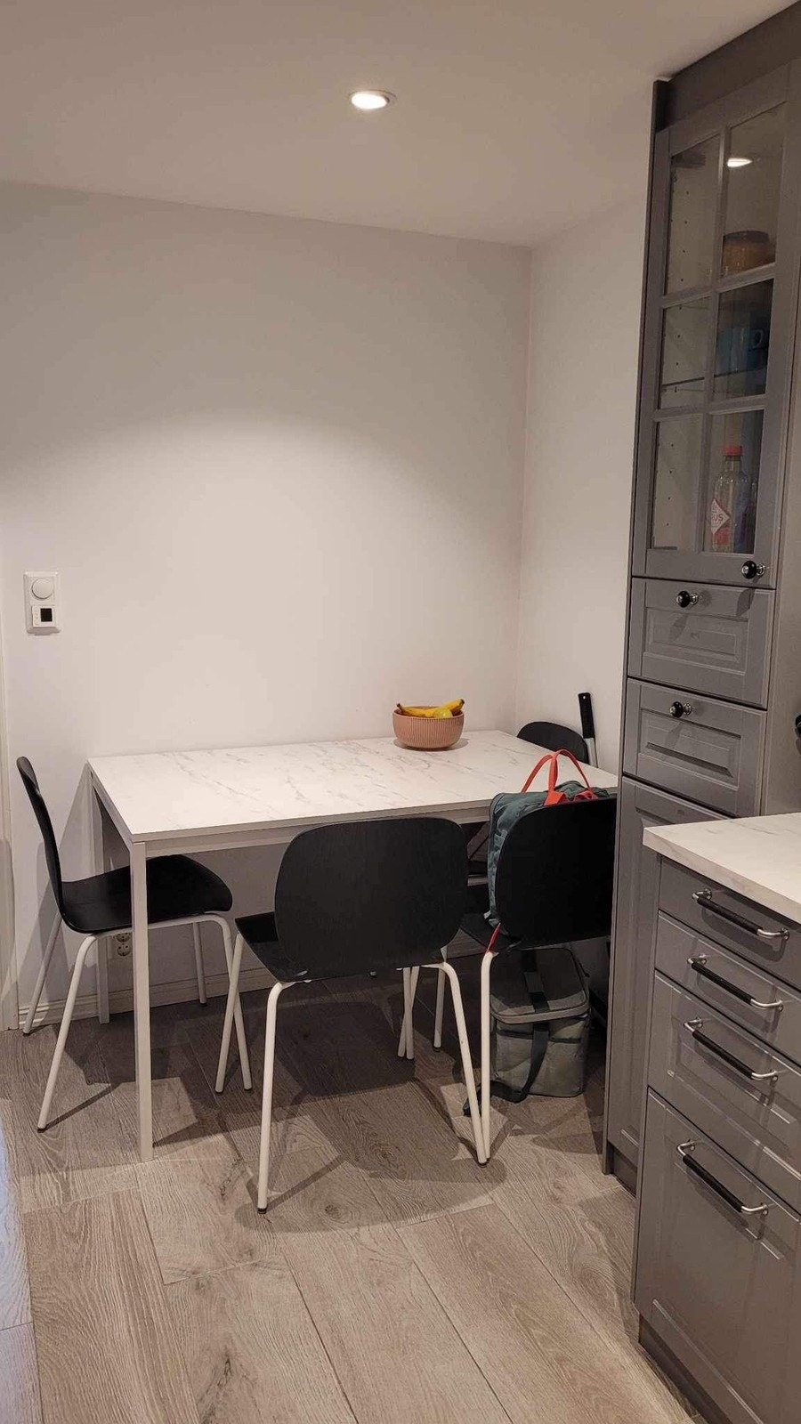 Spisebord med plass til opptil 6 personer Galleribilde