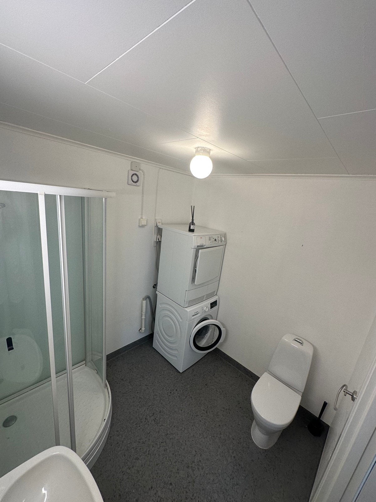 Bad med vaskemaskine og tørketrommel Galleribilde